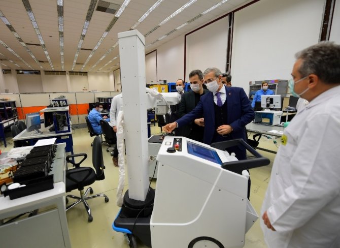 Savunma Sanayii Başkanı Başkanı Demir yerli solunum cihazını inceledi