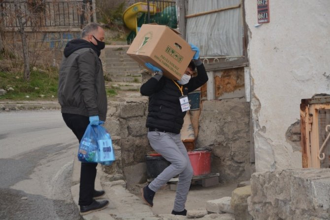 Yozgat’ta kepenk kapatan esnafa gıda yardımı