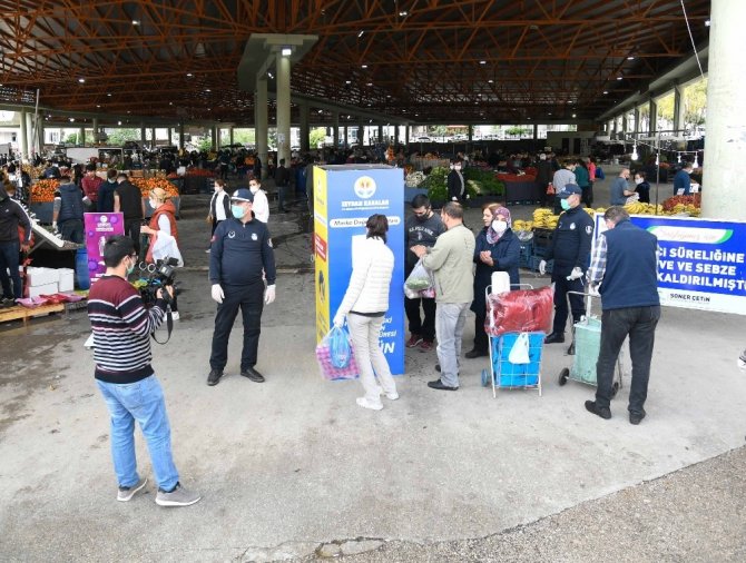 Adana Büyükşehir Belediyesi’nden semt pazarı girişlerine maske kabini