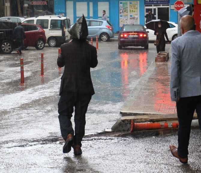 Yağmura yakalanan bazı vatandaşlar, poşetle korunmaya çalıştı