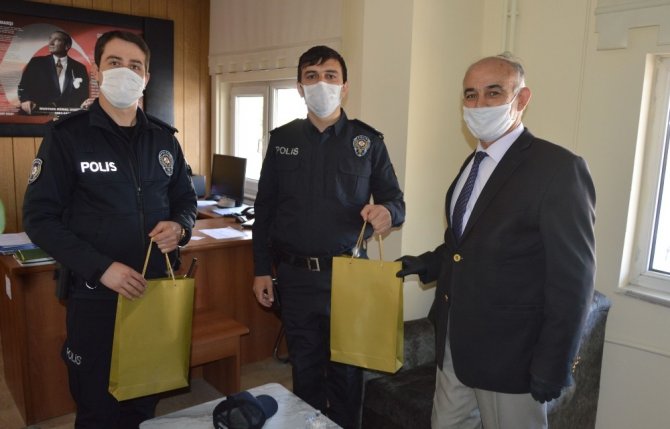 Başkan Özdemir’den polislere hediye