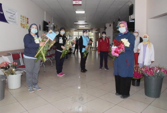 İZTO’dan sağlık çalışanlarına “çiçek” morali