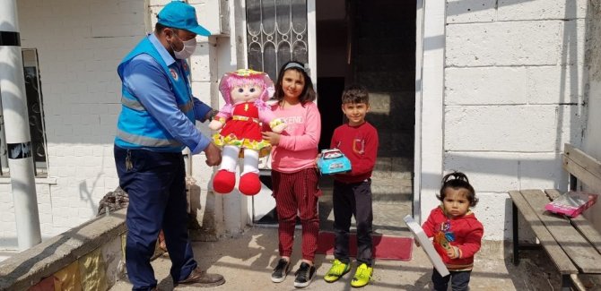 TDV gönüllüsü camiye gidemeyen çocukların evlerini ziyaret ederek oyuncak hediye ediyor