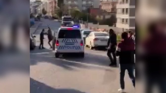 Bıçaklı kavga ihbarı yapan vatandaşlar polisi konfetiyle karşıladı