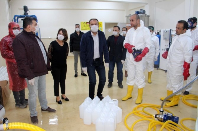 Siirt’te kimya öğretmenleri el ele verip korona virüse karşı dezenfektan üretti