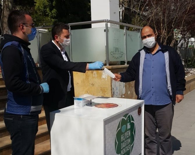 Zabıtadan vatandaşlara ücretsiz maske dağıtımı