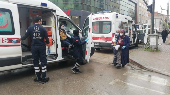 Hasta taşıyan ambulans otomobil ile çarpıştı