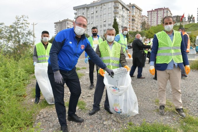 Çiğli Atatürk Mahallesinde köşe bucak temizlik