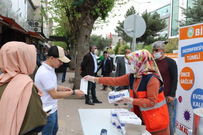 Bismil’de vatandaşlara her gün 10 bin adet ücretsiz maske dağıtılıyor