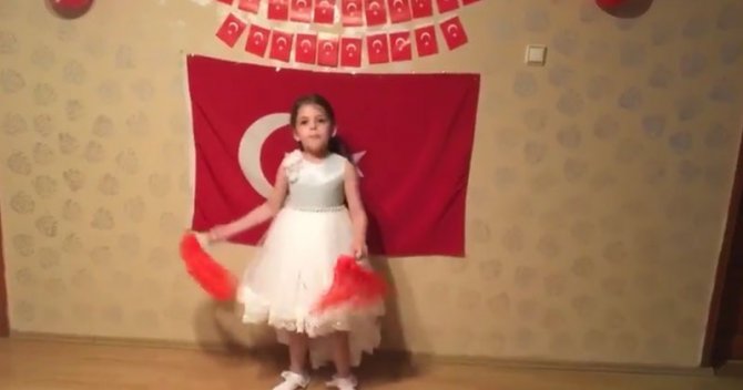 Düzce’de çocuklar evlerini Türk bayrakları ve Atatürk posterleriyle süsledi