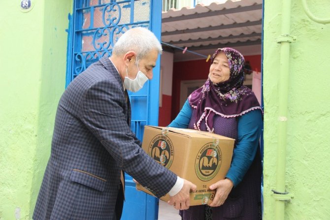 İzmir Vakıflar Bölge Müdürlüğünden 462 aileye kuru gıda yardımı