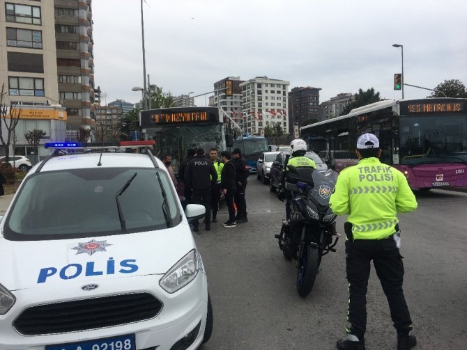 Kadıköy’de İETT otobüsü minibüse çarptı: 1 yaralı