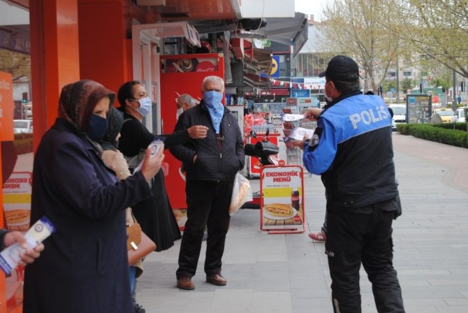 Koronovirüs fırsatçılarına karşı polis halkı broşürle bilinçlendirdi