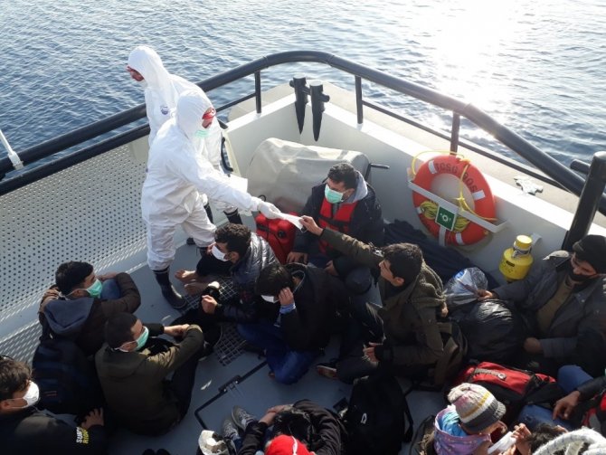 Ayvalık’ta 28 düzensiz göçmen Yunan sahil güvenliğin elinden kurtarıldı