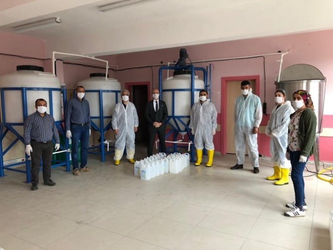 Mardin’de kimya öğretmenleri ele ele verip yüzey dezenfektanı üretiyor