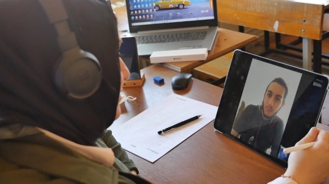 Trabzon’da üniversite sınavına hazırlanan öğrencilere ücretsiz online eğitim veriliyor