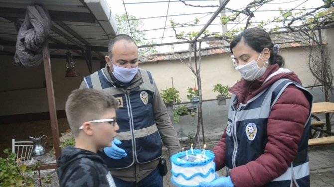 Sağlık personeli çiftin 10 yaşındaki çocuklarına polisten doğum günü sürprizi