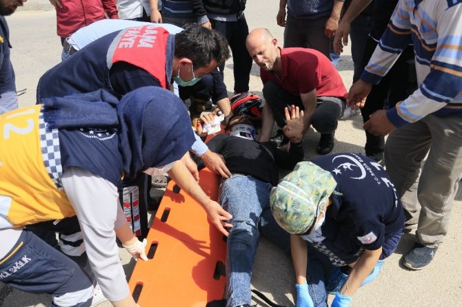 Adana’da otomobil kanala uçtu, sürücüyü vatandaşlar kurtardı