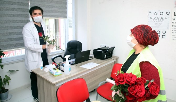 Akdeniz Belediyesinden sağlık çalışanlarına 2 bin gül