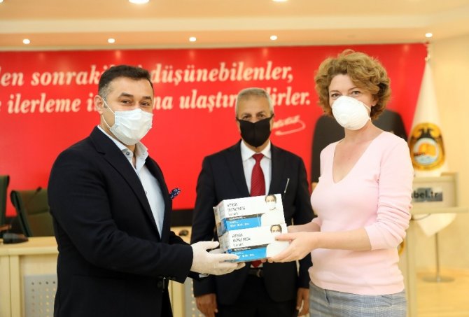 Alanya’da yerleşik yabancılara maske dağıtıldı