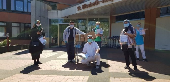 Almanya’daki Karabüklü gurbetçiler sağlıkçılar için maske dikti