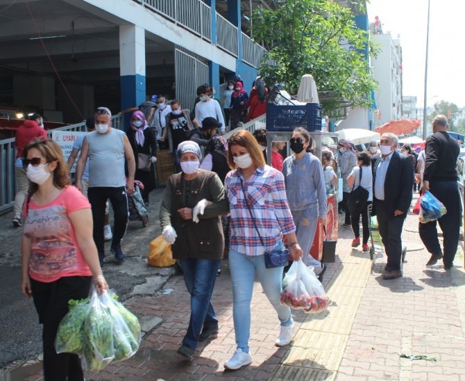 Antalya’da semt pazarında Ramazan öncesi son pazar ve kısıtlama yoğunluğu