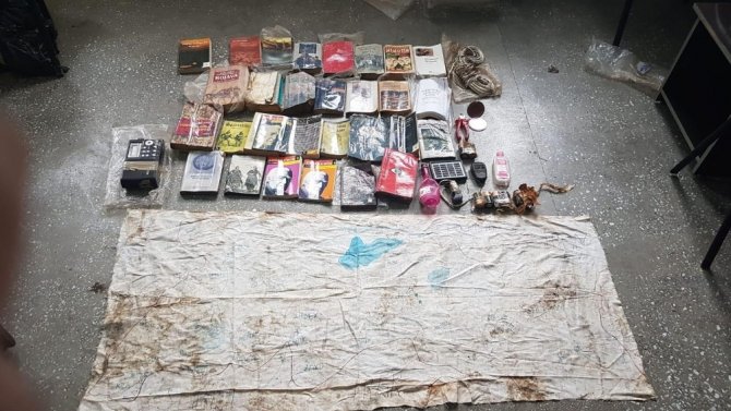 Bitlis’te terör örgütüne ait elle çizilmiş harita ve çok sayıda kitap ele geçirildi