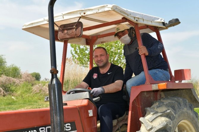 Çiğli Belediyesinden çiftçilere traktör desteği