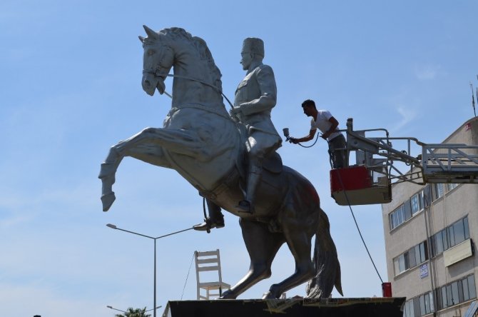 Didim’de Atatürk heykelleri boyandı