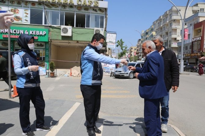 Cizre Belediyesi maske dağıtımına devam ediyor