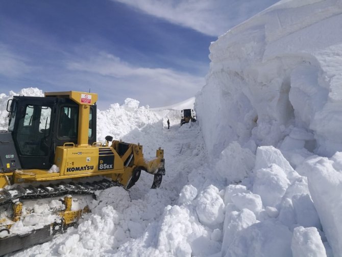 Tehlikeli yolda ekiplerin zorlu kar mücadelesi
