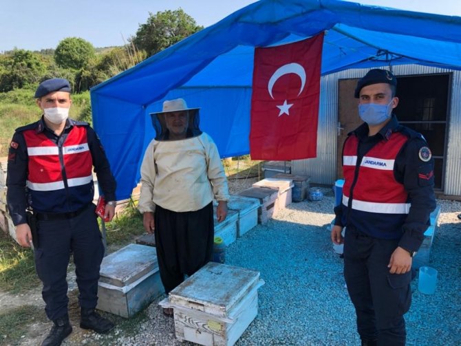 Vefa Sosyal Destek Grubu, Adanalılara Türk bayrağı dağıtıyor