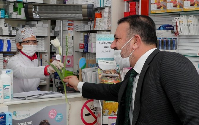 Başkan Ercan sağlıkçı, eczacı ve emniyet personeline lale hediye etti
