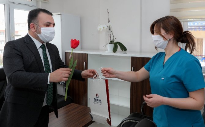 Başkan Ercan sağlıkçı, eczacı ve emniyet personeline lale hediye etti