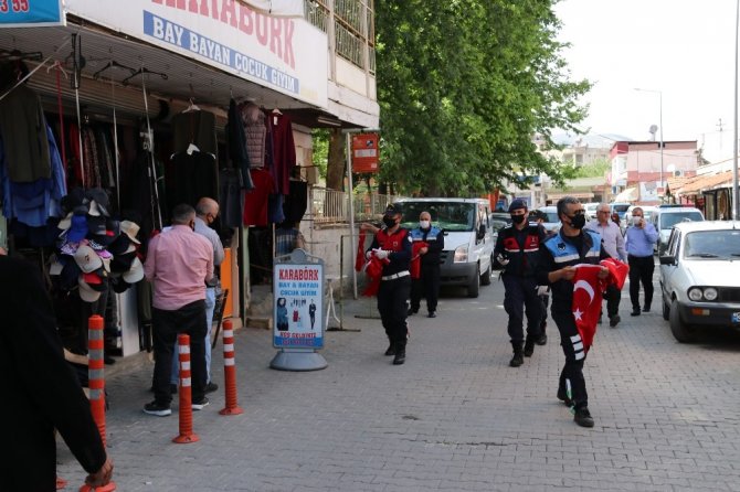 Kozan sokakları Türk bayrakları ile donatıldı