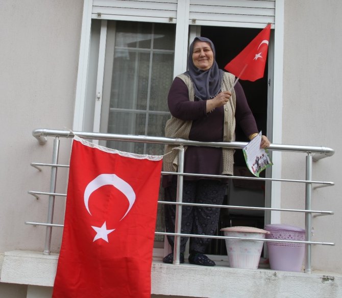 Kuyucak Belediyesi vatandaşlara bayrak dağıttı