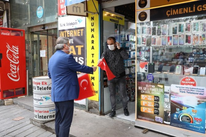 Başkan Palancıoğlu, 23 Nisan için bayrak dağıttı