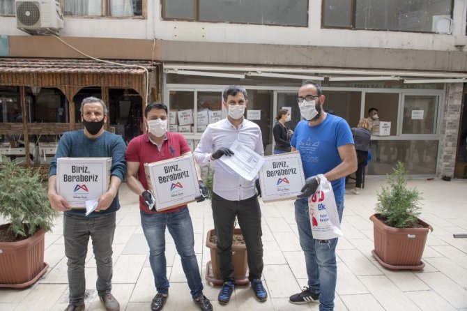 Mersin Büyükşehir Belediyesi, esnafa gıda kolisi ulaştırıyor