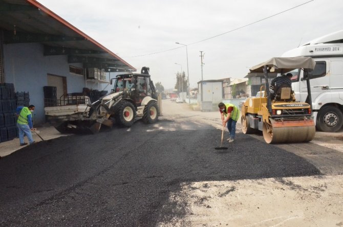 Büyükşehir’den Tarsus Sebze Hal Kompleksi’nde asfalt yama çalışması