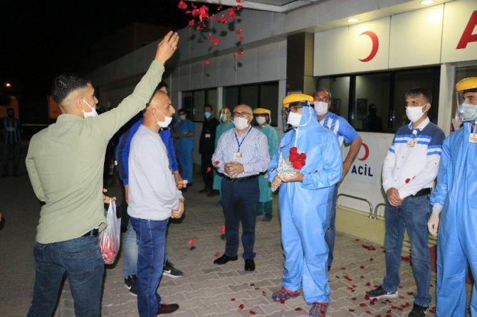Adana Demirspor taraftarları sağlık çalışanlarına destek verdi