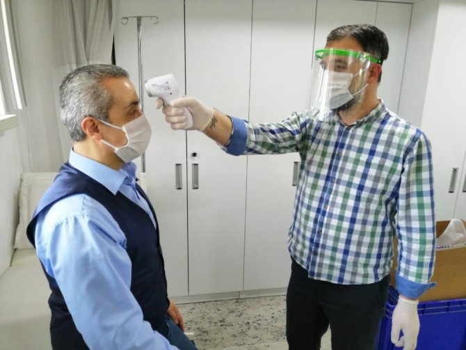 Uedaş ar-ge ekibi siperlik maske üretimine başladı