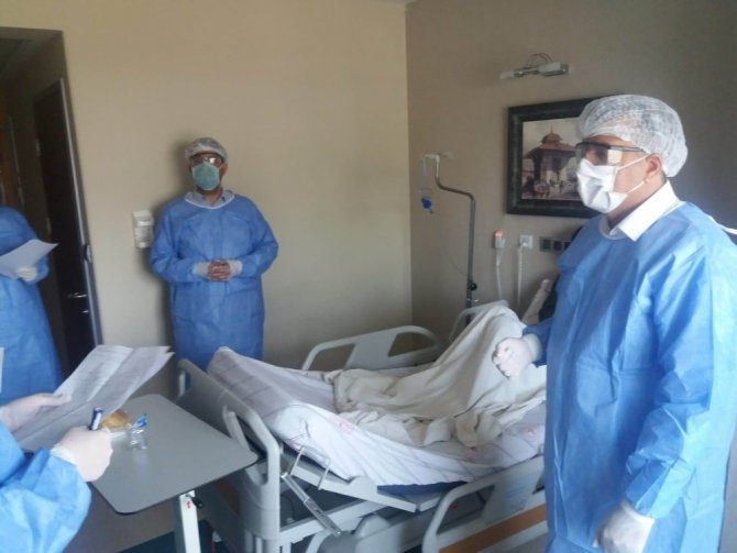 Sağlık Müdürü Sünnetçioğlu’dan korona tedavisi gören hastalara moral ziyareti