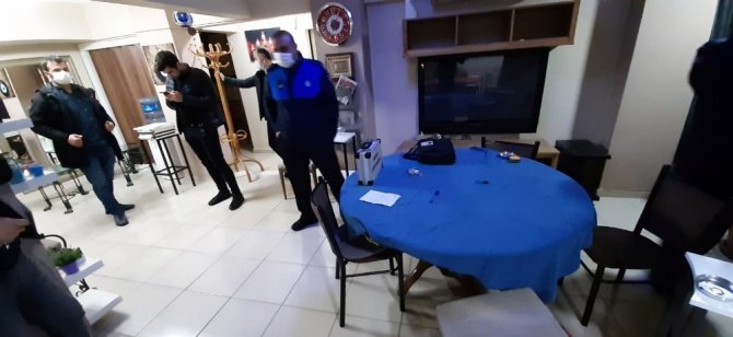 Bursa’da iki kaçak kumarhaneye zabıta baskını