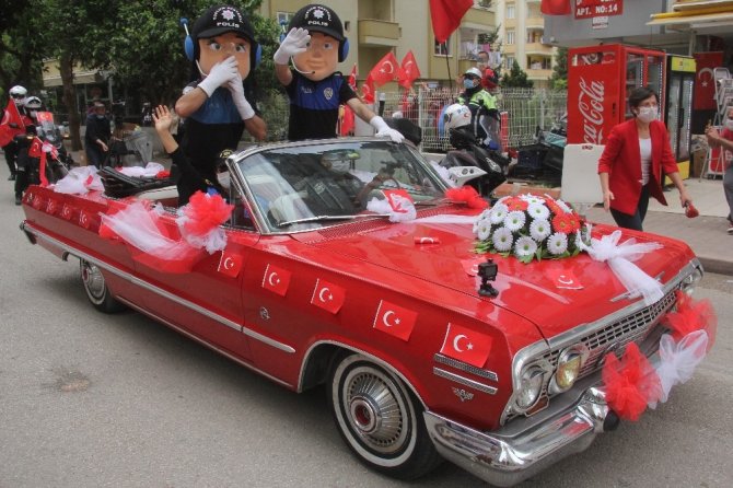 Polisten çocuklara üstü açık otomobilli kortejle bayram sürprizi