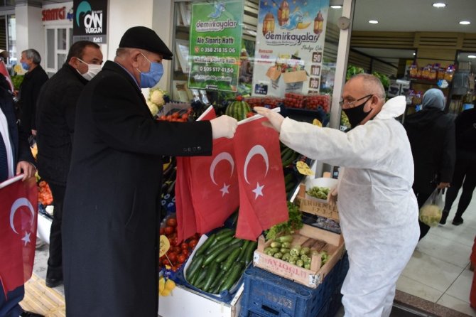 Amasya Belediye Başkanı Sarı, esnaf ve vatandaşlara Türk bayrağı dağıttı