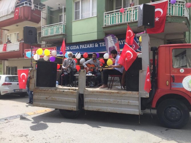 Alaşehirliler bayramı balkonlarından kutladı