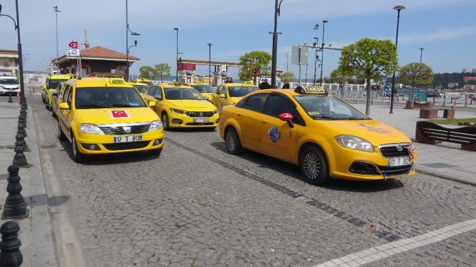 Çanakkaleli taksicilerden konvoylu 23 Nisan kutlaması