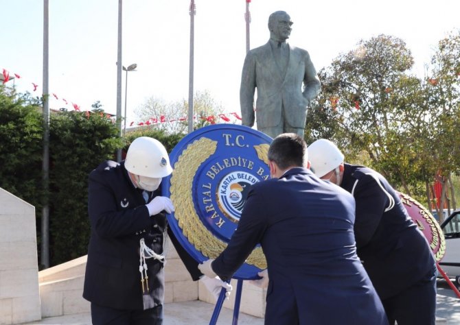 Kartal’da Atatürk Anıtı’na çelenk koyma törenine sınırlı katılım