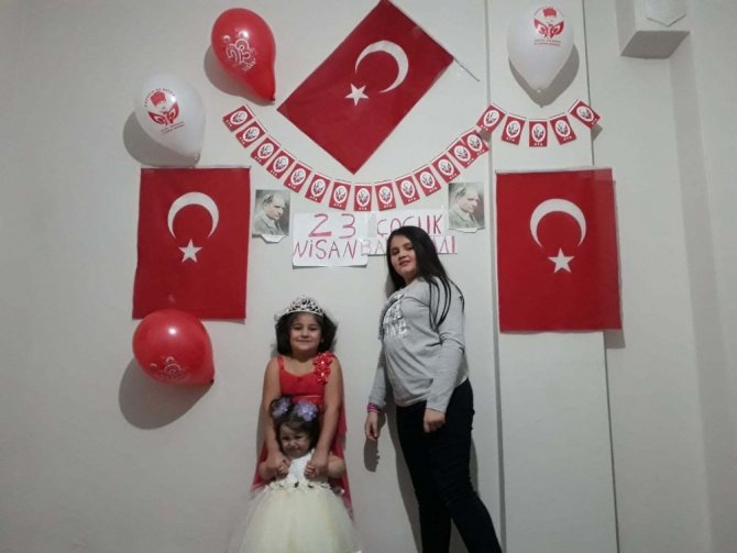 İstanbul’daki çocuklar 23 Nisan’ı ilk kez evde kutladı