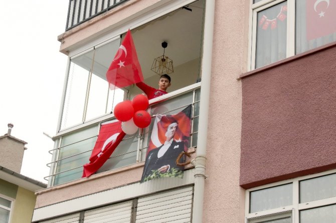 Çankaya’da evler Atatürk posterleri ve bayraklarla donatıldı
